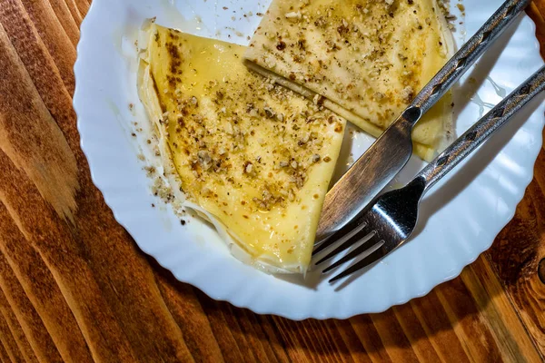 꿀, 나무 테이블에 호두와 크레페 팬케이크 — 스톡 사진