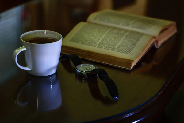 Taza blanca del café y libro vintage — Foto de Stock