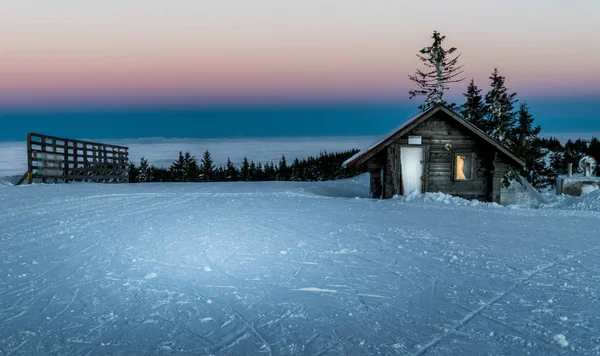 Hütte in den Bergen im Winter — Stockfoto