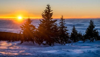 Kış günbatımı dağ