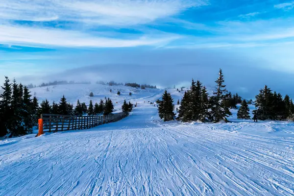 Pista de esquí en invierno — Foto de Stock