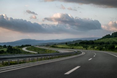 Dolambaçlı bir otoyol doğal görünümünü