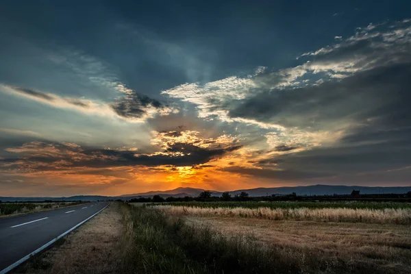 Estrada da estrada ao pôr-do-sol — Fotografia de Stock