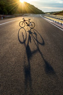 Karayolu üzerinde bisiklet