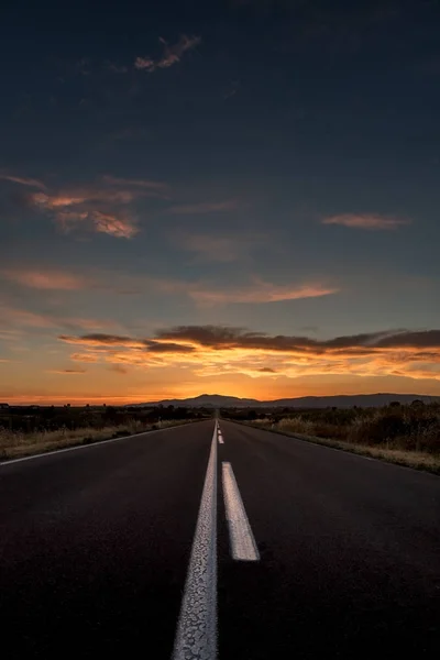 Estrada recta para o pôr do sol — Fotografia de Stock