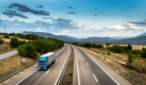 Blauwe vrachtwagen op de snelweg — Stockfoto