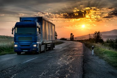  Kırsal yol asfalt on mavi kamyon