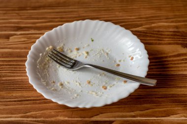 Boş tabak yemek yemekten ahşap bir masa üzerinde sonra