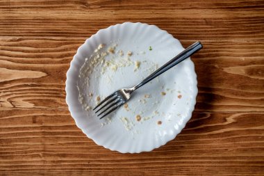 Boş tabak yemek yemekten ahşap bir masa üzerinde sonra