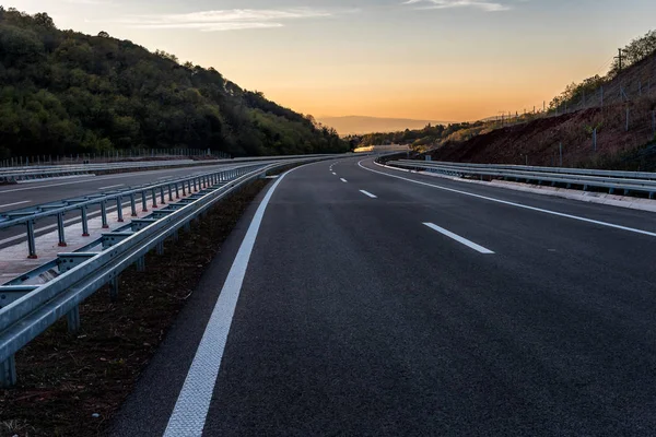 Άδειο Αυτοκινητόδρομο Σημάδια Στο Ηλιοβασίλεμα — Φωτογραφία Αρχείου