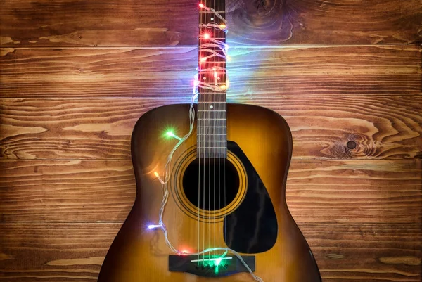 Gitara Boże Narodzenie Światła Tle Ściany Drewniane — Zdjęcie stockowe