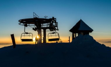 Sandalye teleferik üst sonunda günbatımı