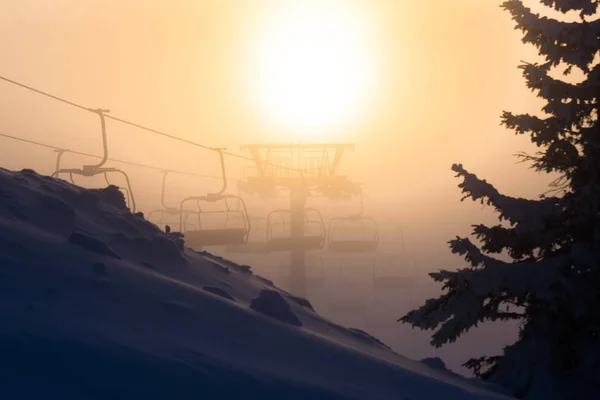Ski Stoeltjeslift Met Skiërs Sillhouettes Bij Zonsondergang — Stockfoto