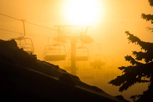 Sessellift Mit Skifahrer Silhouetten Bei Sonnenuntergang — Stockfoto