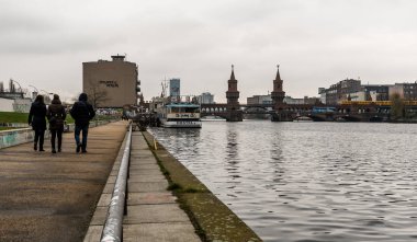 16 Aralık. 2017 ikiz kuleleri Oberbaumbrucke, bir kırmızı tuğla, Çift katlı demiryolu ve nehir Spree-Kreuzberg, Berlin, Almanya üzerinde yol Köprüsü