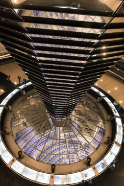 15 Aralık 'ta. 2017 Berlin: gece Berlin 'de Reichstag binanın Cupola Içinde.