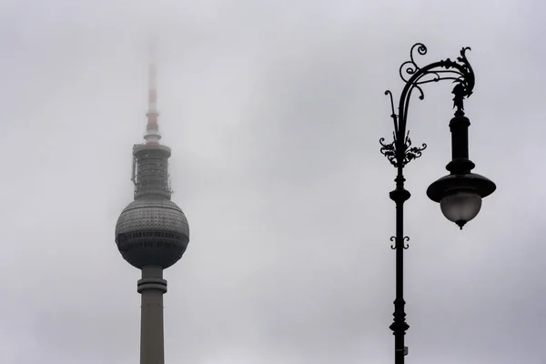 Antigua Nueva Torre Televisión Berlín Fernsehturm Una Farola Niebla Profunda —  Fotos de Stock