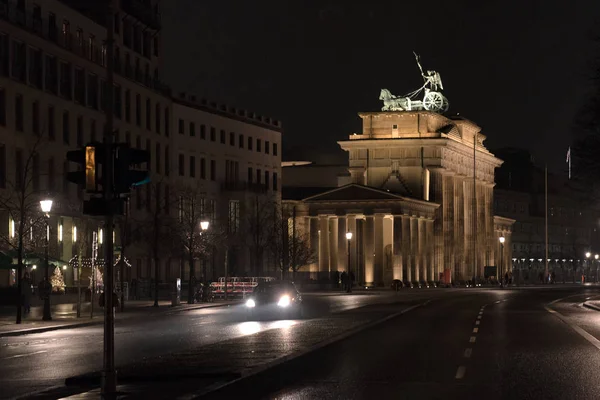 Brandenburger Tor Berlin Deutschland Bei Nacht Seitenansicht Straße — Stockfoto