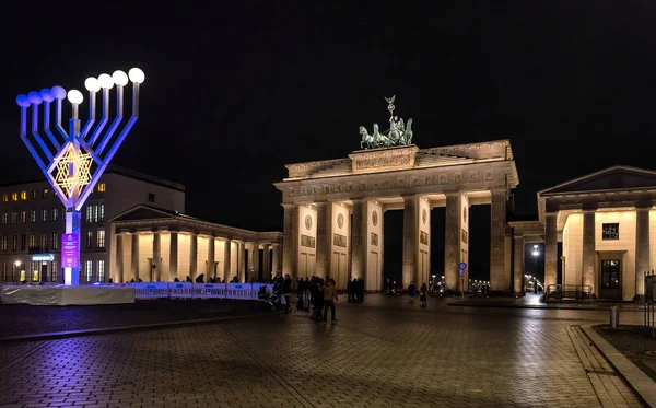 Brandenburg Gate Berlín Alemania Por Noche Vista Lateral Del Camino —  Fotos de Stock