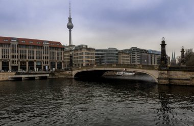 Köprüsü Spree Nehri üzerinde Müze Adası, Berlin arka bir TV Kulesi ile