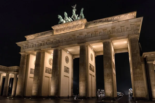 Brandenburg Gate Berlín Alemania Por Noche Vista Lateral Del Camino —  Fotos de Stock