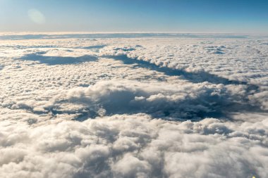 Hava yoluyla seyahat. Bir uçak pencereden görüntüleyin. Biraz türbülans ile Cirrus ve kümülüs bulutlar üzerinde uçan, Dünya'nın atmosferi gösterilen.