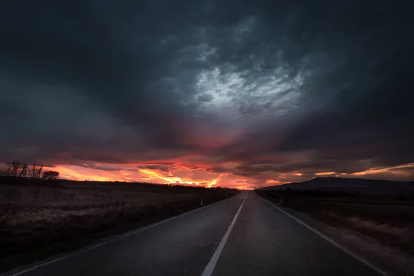 Strada Statale Diritta Verso Drammatico Tramonto Ardente Vicino Crepuscolo — Foto Stock