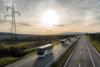 Karavan veya satırında otobüs bir ülke karayolu üzerinde bir