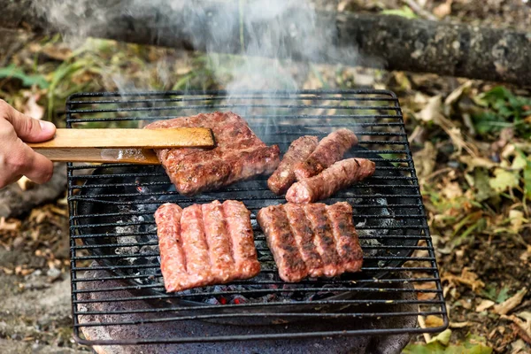 Cuisine Balkanique Cevapi Porc Viande Hachée Grillée Sur Gril Improvisé — Photo