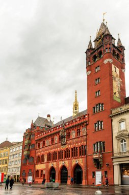 Basel, İsviçre - 3 Kasım 2019: İsviçre 'nin Basel kentindeki ünlü kırmızı boyanmış belediye binası veya Rathaus binası cephesi