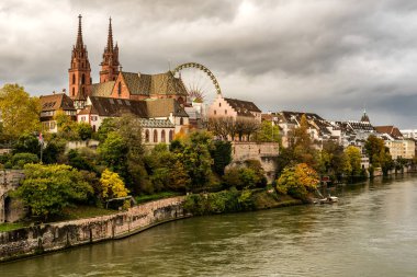 Eski Basel şehir merkezinde Munster katedrali ve İsviçre 'de Ren nehri var.