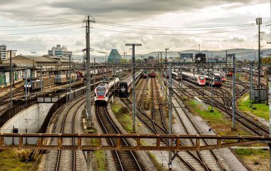 Tren rayları ve trenleriyle gündoğumunda modern Avrupa tren istasyonu