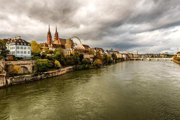 Eski Basel Şehir Merkezinde Munster Katedrali Sviçre Ren Nehri Var — Stok fotoğraf