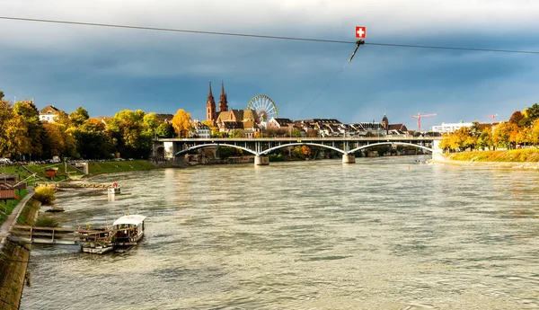 Eski Basel Şehir Merkezinde Munster Katedrali Sviçre Ren Nehri Var — Stok fotoğraf