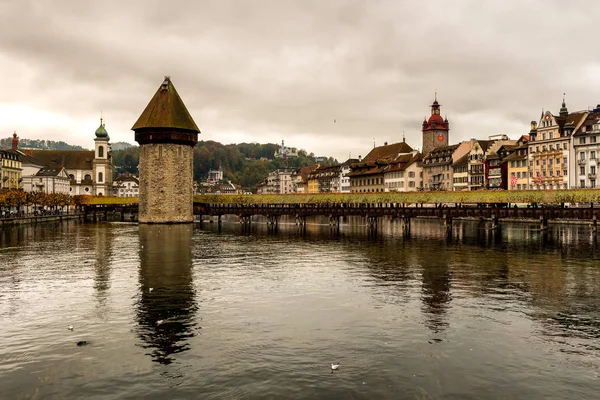 Lucerne Történelmi Belvárosa Kilátás Nyílik Híres Kápolna Híd Vierwaldstattersee Kanton — Stock Fotó