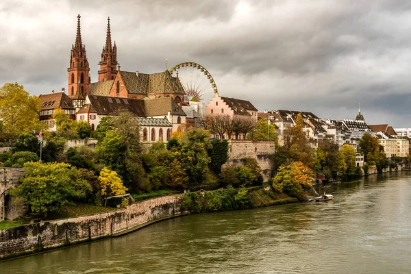 巴塞尔市中心 瑞士的蒙斯特大教堂和莱茵河 — 图库照片