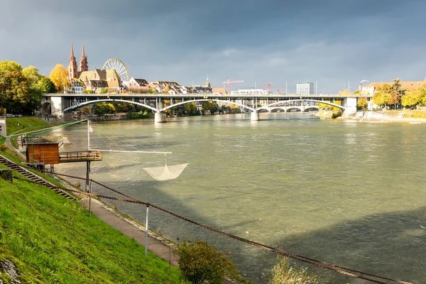 Ren Nehri Basel Sviçre Deki Eski Balıkçı Kulübesi Arka Planda — Stok fotoğraf