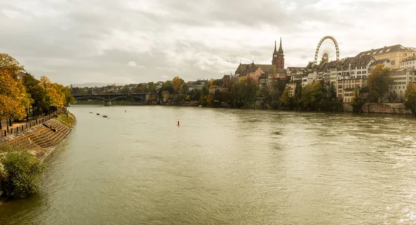 Grossbasel Óváros Basler Muenster Katedrálissal Rajna Folyón Bázelben Egy Esős — Stock Fotó