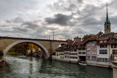 Bern 'ün eski Aare Nehri' nin Bern, İsviçre 'de gün batımında şehrin etrafında aktığı panoramik manzara.