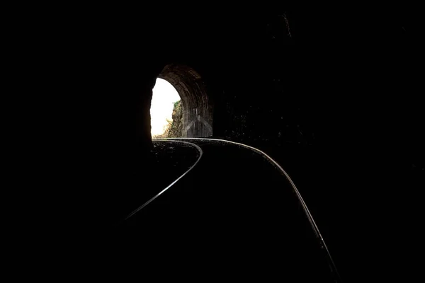 Σήραγγα Τρένου Τελειώνει Γραφικό Αγροτικό Τοπίο Παλιός Σιδηρόδρομος Στη Σπηλιά — Φωτογραφία Αρχείου