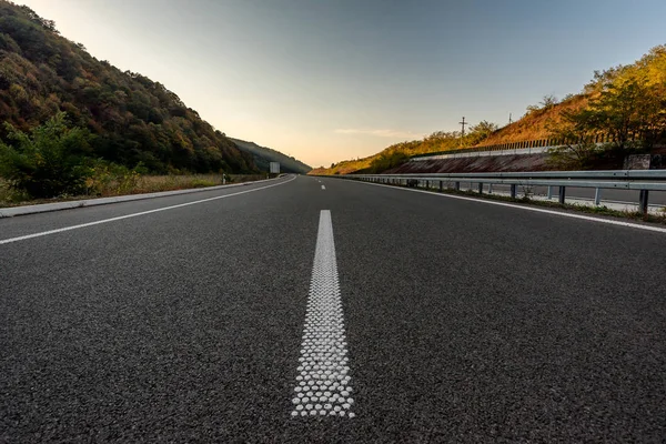 Carretera Asfalto Silenciosa Vacía Con Marcas Blancas Cerca — Foto de Stock