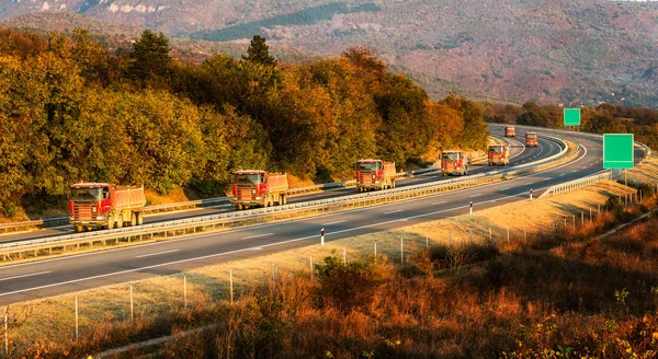 Konwój Lub Przyczepa Czerwonych Ciężarówek Użytkowych Autostradzie Transport Drogowy Konwojem — Zdjęcie stockowe