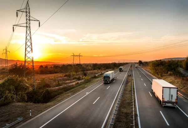 Camion Che Incrociano Autostrada Trasporto Autostradale Con Tracce Camion Blu — Foto Stock