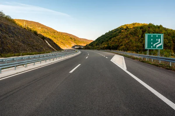 Beyaz Işaretli Boş Sessiz Asfalt Karayolu — Stok fotoğraf