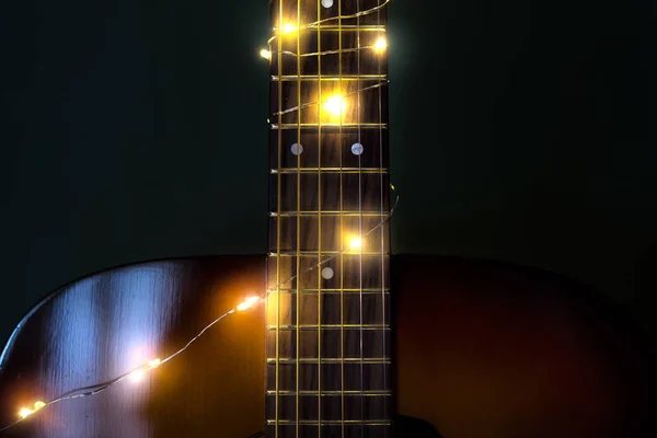 Guitarra Com Luzes Natal Com Uma Árvore Natal Decorada Focada — Fotografia de Stock