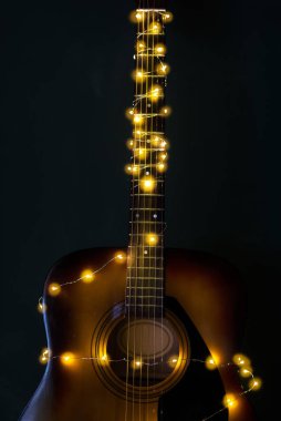 Noel ışıkları ve yumuşak odaklı koyu arkaplan gitarı.