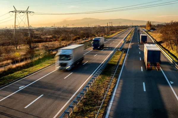 Camion Consegna Guida Alta Velocità Autostrada Attraverso Paesaggio Rurale Veloce — Foto Stock