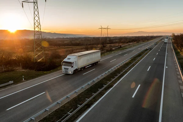Beyaz Ulaşım Kamyonu Aydınlık bir günde yaz otobanı üzerinde