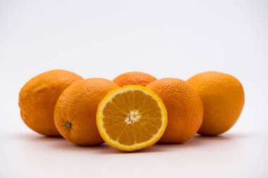 Beyaz arka planda portakal dilimli portakal meyvesi.