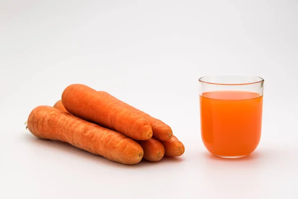Свежий Органический Морковный Сок Стакан Натурального Морковного Сока Моркови Белом — стоковое фото